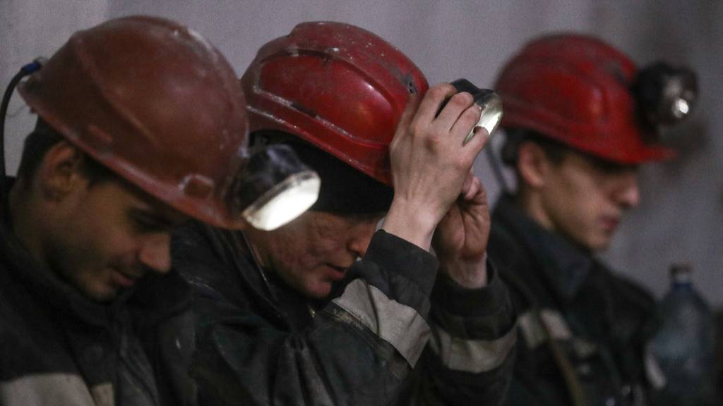 Работников пяти шахт эвакуируют из-за аварии на подстанции в Кузбассе