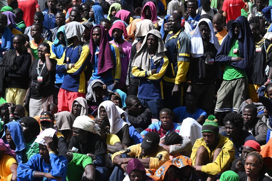 Мигранты из Африки на итальянском острове Лампедуза. Обложка © ТАСС 