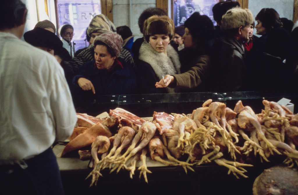 Распродажа тушек кур на птицефабриках по-прежнему вызывает ажиотаж у бывалых людей. Фото © Getty Images / Derek Hudson