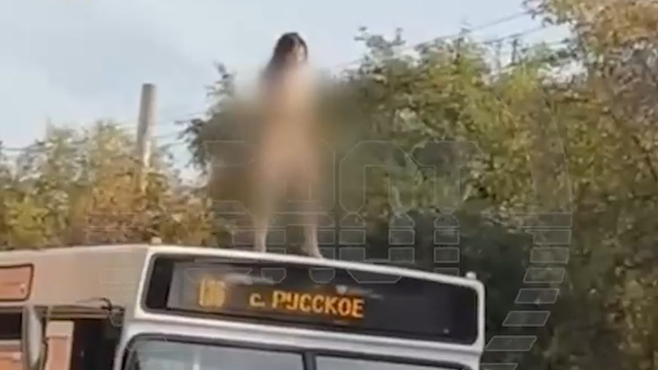 Появилось видео танцев голой "гимнастки" со шпагатами на крыше автобуса в Кирове