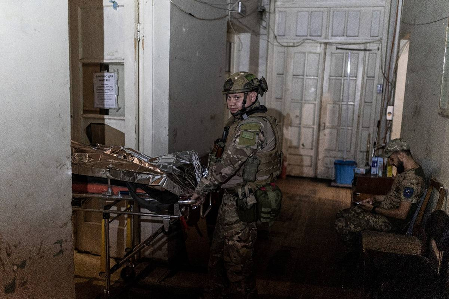 Солдаты ВСУ переносят раненого в госпиталь. Фото © Getty Images / Diego Herrera Carcedo / Anadolu Agency