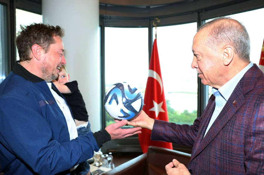 Президент Турции Эрдоган встретился в Нью-Йорке с предпринимателем Илоном Маском.  На встречу бизнесмен прибыл с сыном. Фото © X / Şaban ÖZEL