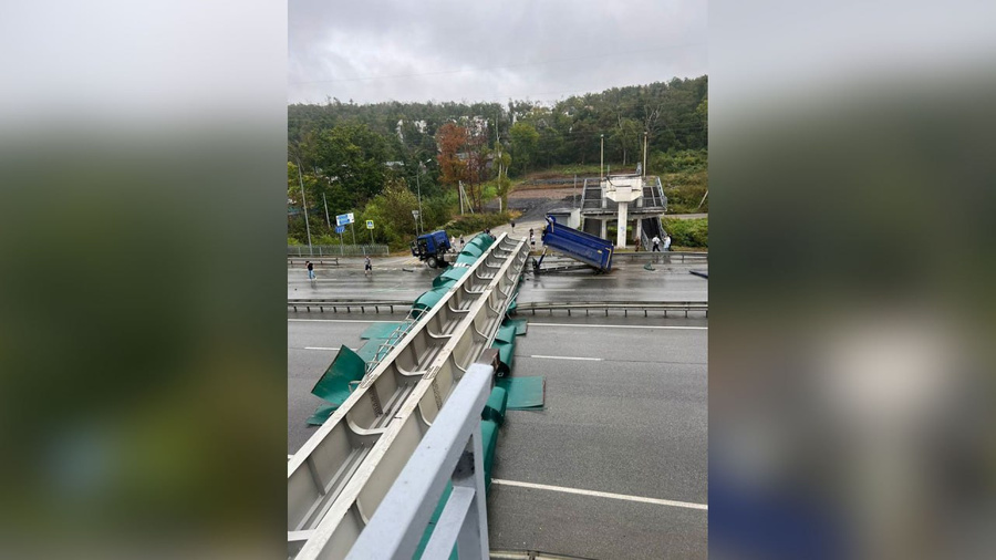 Во Владивостоке водитель самосвала снёс виадук, забыв опустить кузов. © VK / "Приморский бублик"