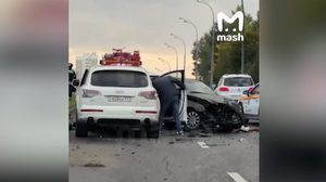 Момент "стремительного" ДТП с шестью авто в Москве попал на видео