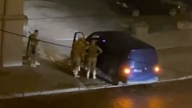 Жители Львова отбили мужчину, которого жёстко пытались задержать на улице
