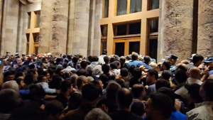 Взрывы прогремели в Ереване при попытке протестующих взять здание правительства штурмом