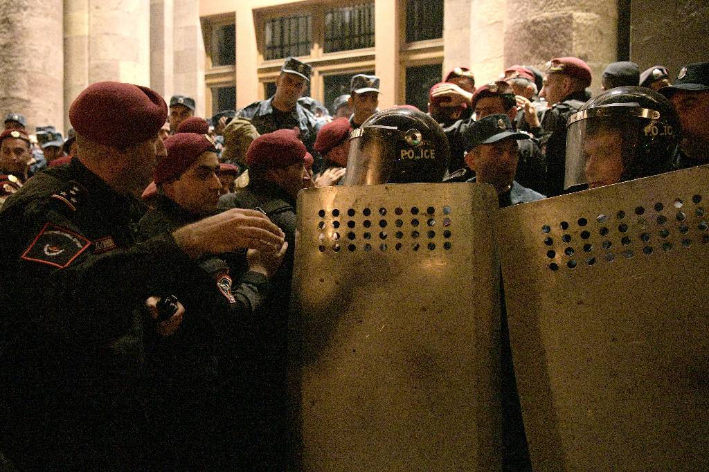 В Ереване демонстранты заблокировали здание российского посольства