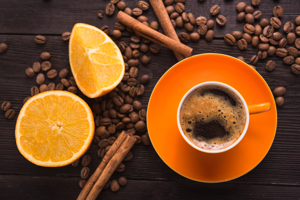 Зарядиться витамином С и спастись от осенней хандры поможет апельсиновый кофе. Фото © Shutterstock