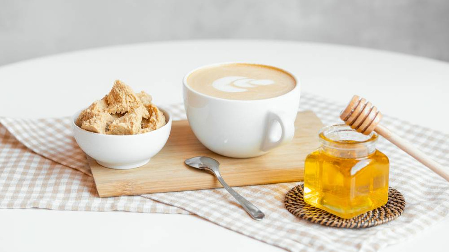Добавление мёда в свои осенние напитки не только повысит ваше настроение и избавит от сезонной хандры, но и сыграет на руку вашему иммунитету. Фото © Shutterstock