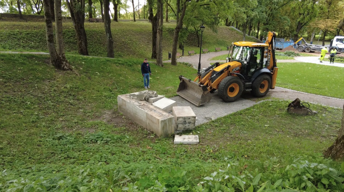 Монумент красноармейцам в Нарве после сноса. Фото © ERR