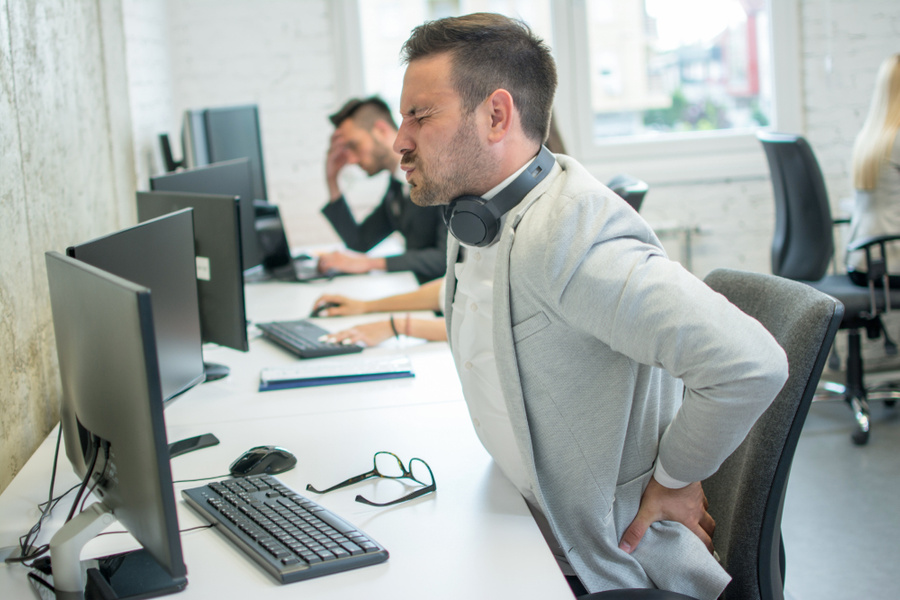 <p>Офисный работник запустил спину и теперь мучается от боли. Обложка © Shutterstock</p>