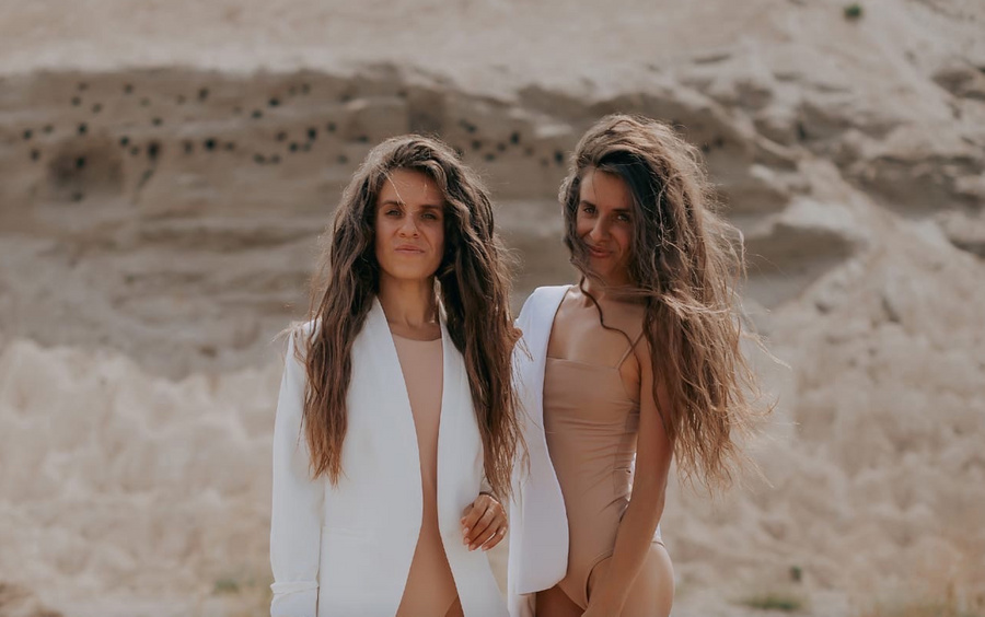 Погибшие в Омске сёстры-близняшки. Обложка © VK / manicurevomsk