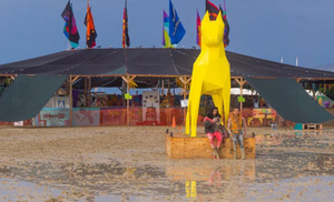 Обильные ливни блокировали тысячи гостей фестиваля Burning Man в пустыне Невады