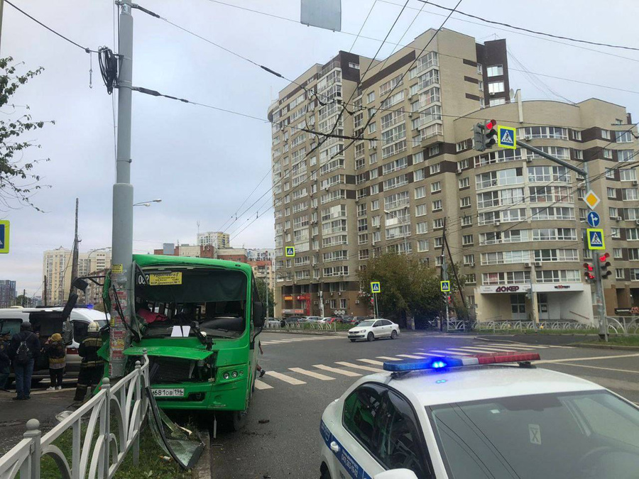 Автобус, врезавшийся в столб в Екатеринбурге. Обложка © Telegram / ГИБДД Свердловской области