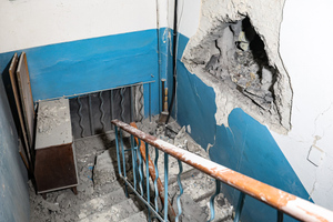 Кассетный боеприпас пробил дыру в квартире дома в Донецке