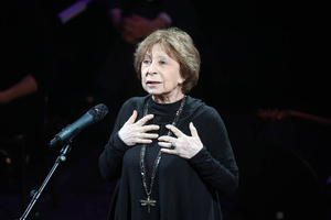 Лия Ахеджакова оправдалась за появление с флагом Украины на сцене в Бремене