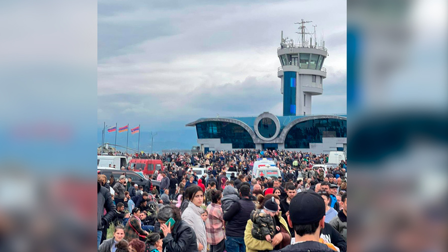 Армянские беженцы в аэропорту Степанакерта. Обложка © Telegram / "Военкор Котенок"