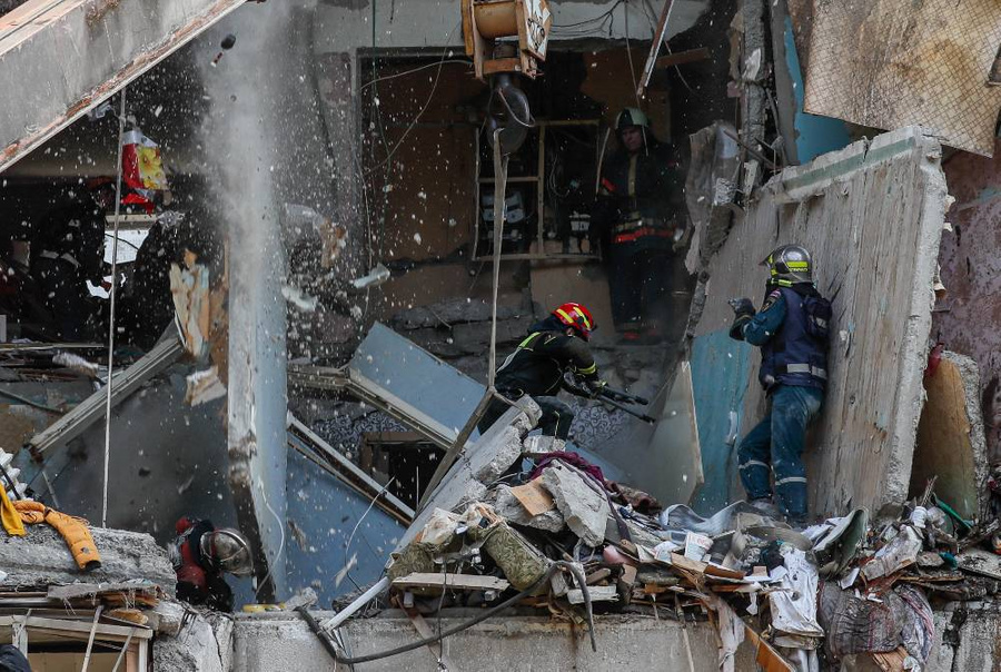 Три квартиры были полностью разрушены. Фото © ТАСС / EPA / YURI KOCHETKOV