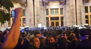 Протестующие в Ереване атаковали полицейский кордон у кабмина камнями и яйцами