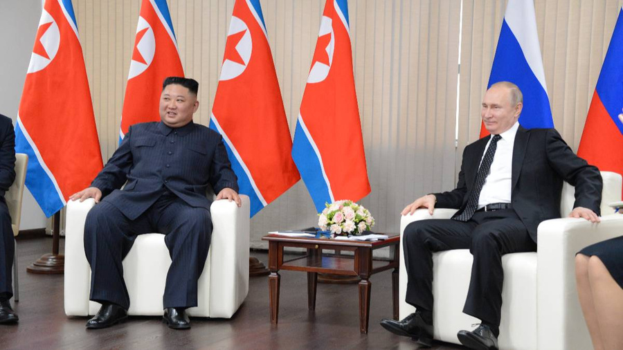 Президент России Владимир Путин (справа) и глава КНДР Ким Чен Ын (слева). Обложка © LIFE / Павел Баранов