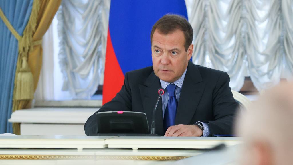Всем предателям дорога в ад!: Помощник раскрыл смысл слов Медведева о коллеге из братской страны