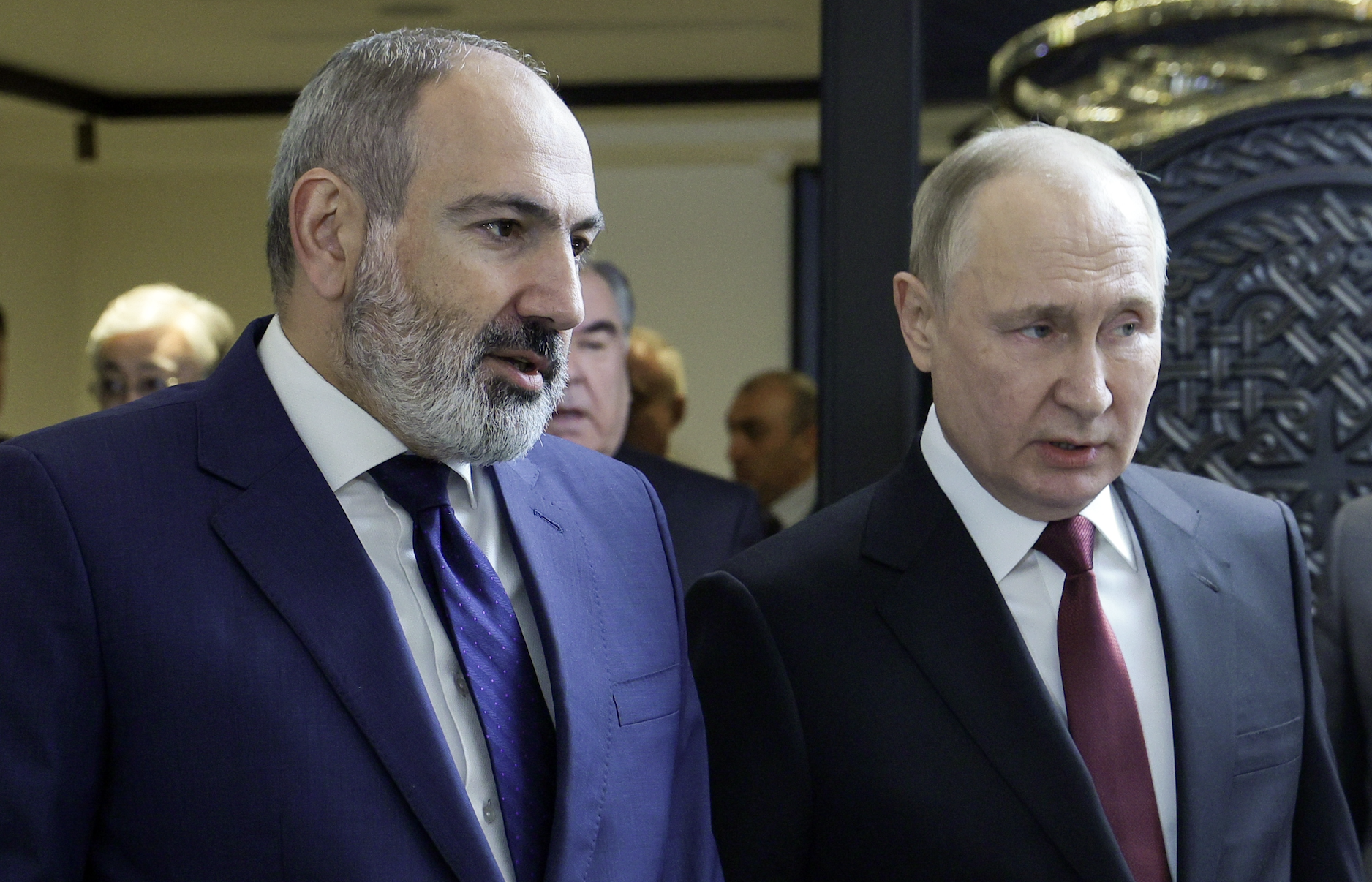 Путин и Пашинян обсудили работу миротворцев России в Карабахе в сложных условиях