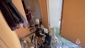 Момент спасения бабушки из разрушенного взрывом дома в Балашихе попал на видео