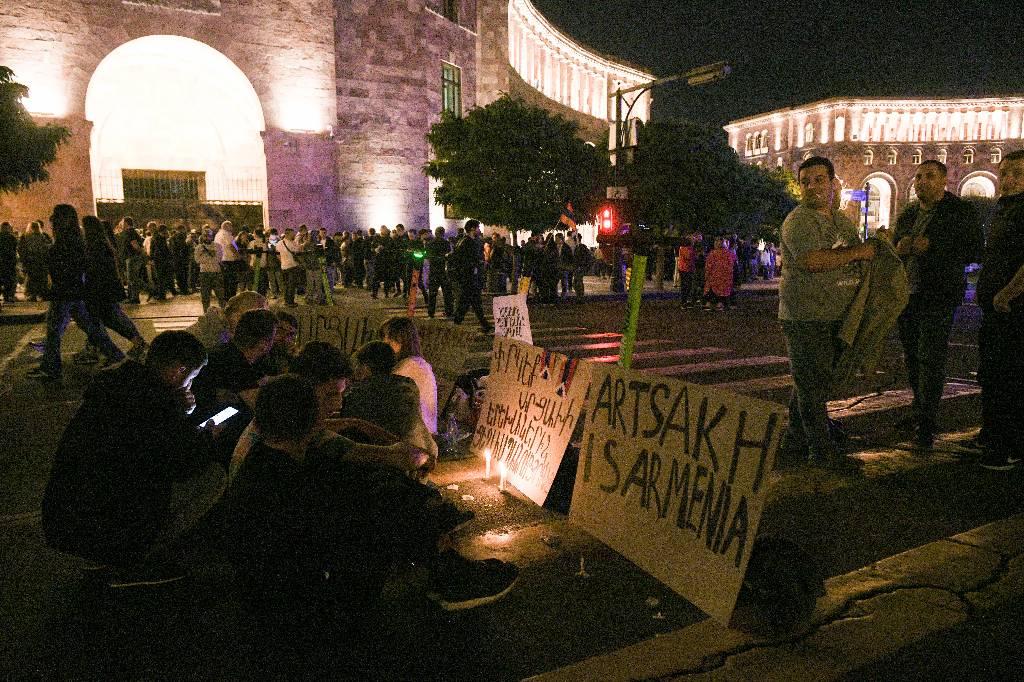 В Ереване на стихийном митинге у здания правительства задержали 9 человек