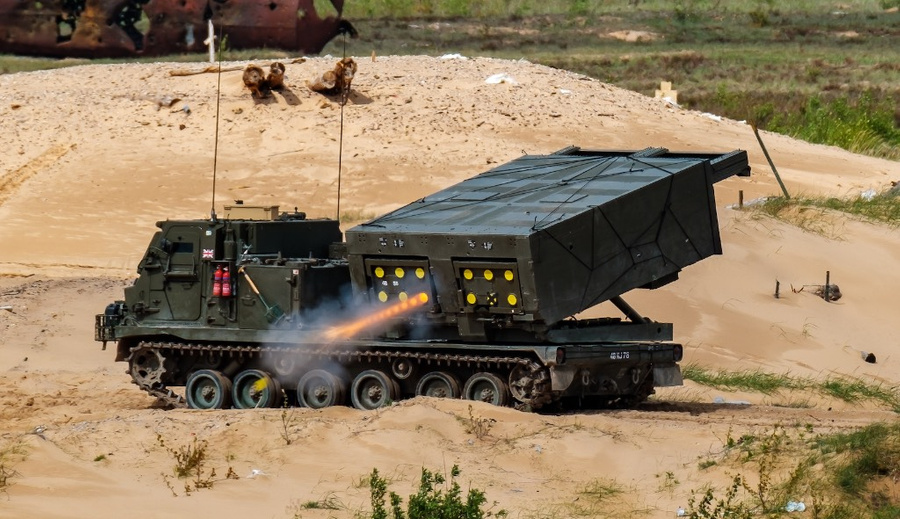 Реактивная система залпового огня M270 MLRS HIMARS ведёт огонь на учениях сил НАТО "Летний щит – 2022", Латвия. Фото © Shutterstock