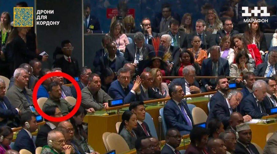 Украинское ТВ показало видео, на котором Зеленский слушает сам себя, сидя в зале на ГА ООН. Обложка © Telegram / "Политика страны"