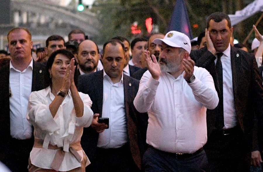 Премьер-министр Армении Никол Пашинян и его супруга Анна Акопян во время шествия в рамках предвыборной кампании в городской совет Еревана. Фото © ТАСС / Александр Патрин