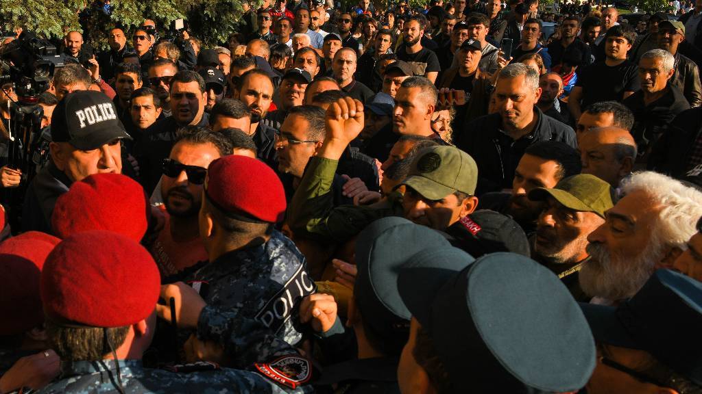 Вопрос должен решиться здесь: Оппозиция Армении заявила о начале массовых акций неповиновения