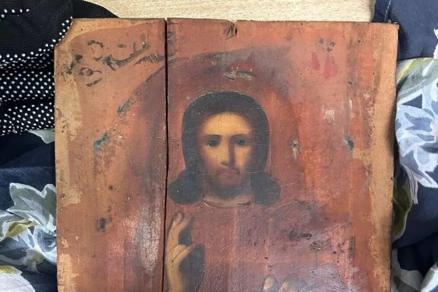 Старинная икона, которую пыталась провезти британка через границу РФ. Обложка © Пресс-служба Выборгской таможни