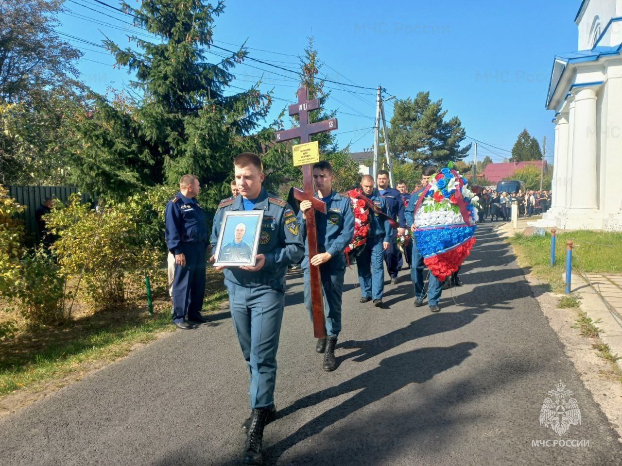 В Подмосковье простились с погибшим под завалами в Балашихе спасателем  Калмыковым