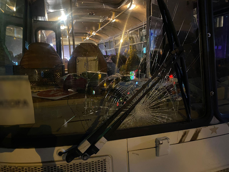 Автобус, сбивший подростка на пешеходном переходе в Братске. Видео © VK / Полиция. Новости МВД по Иркутской области