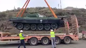 В Карабахе демонтировали армянский танк-памятник на въезде в Шушу