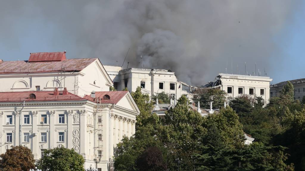 При атаке на Черноморский флот выбило окна в десяти жилых домах Севастополя