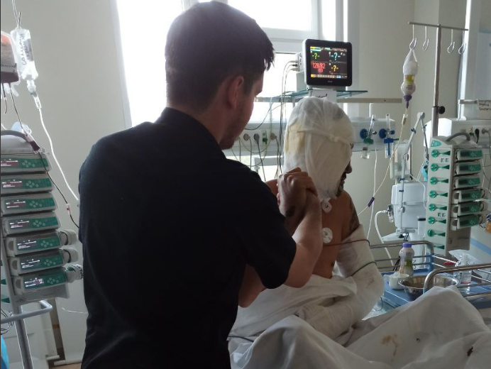 В Хакасии врачи 6 часов собирали по кусочкам лицо мужчины, растерзанное медведем