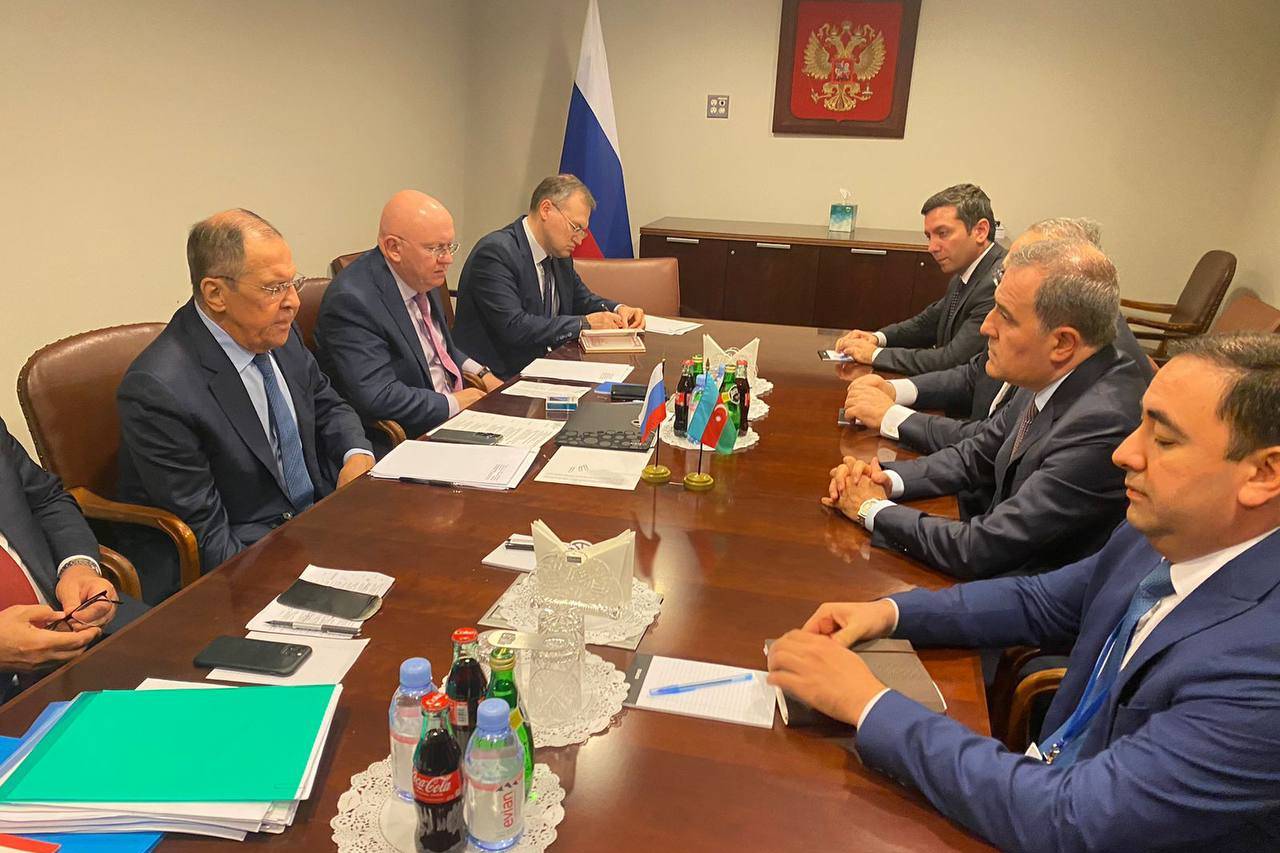 Глава МИД Азербайджана извинился за гибель миротворцев РФ на встрече с Лавровым