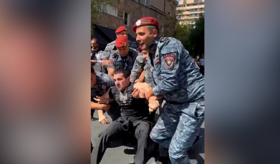 38-летнего Левона Кочаряна заметили среди задержанных на акции протеста в Ереване. Фото © t.me / Caspian Live 