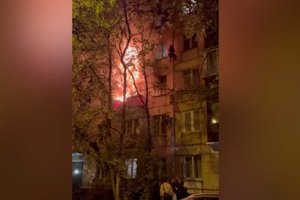 В Москве мужчина рухнул с высоты третьего этажа, спасаясь от пожара по трубе