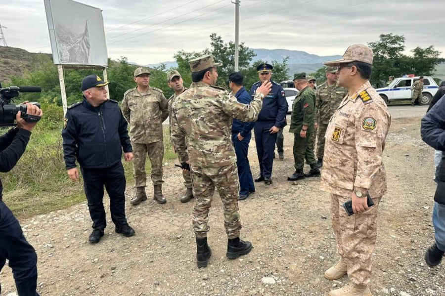 Иностранные военные атташе приехали в район Степанакерта. Фото © trend.az