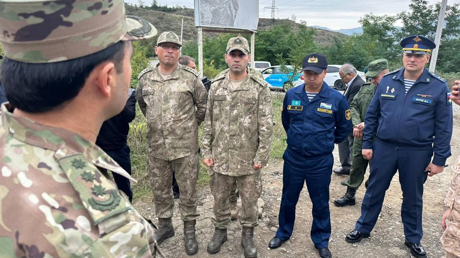 Иностранные военные атташе приехали в район Степанакерта. Обложка © trend.az