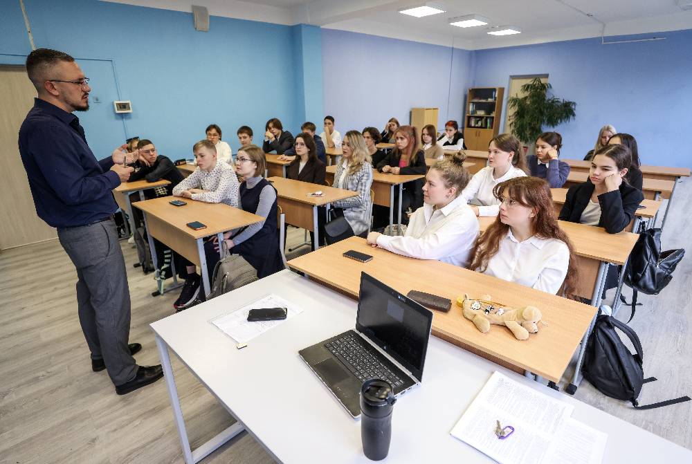 В Москве родителей начнут извещать о посещении детьми школ и питании там