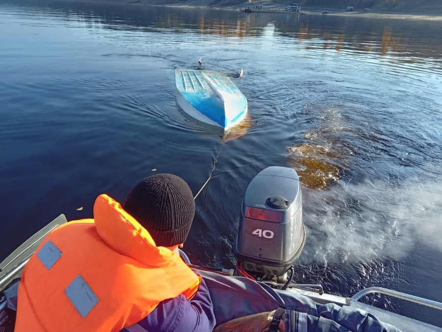Лодка пропавших рыбаков, найденная в Якутии. Обложка © ГУ МЧС России по Республике Саха (Якутия)