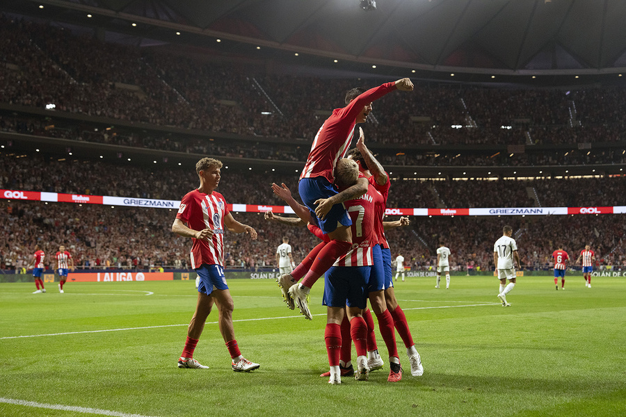 Игроки "Атлетико" празднуют гол в ворота "Реала". Обложка © X / Atlético de Madrid