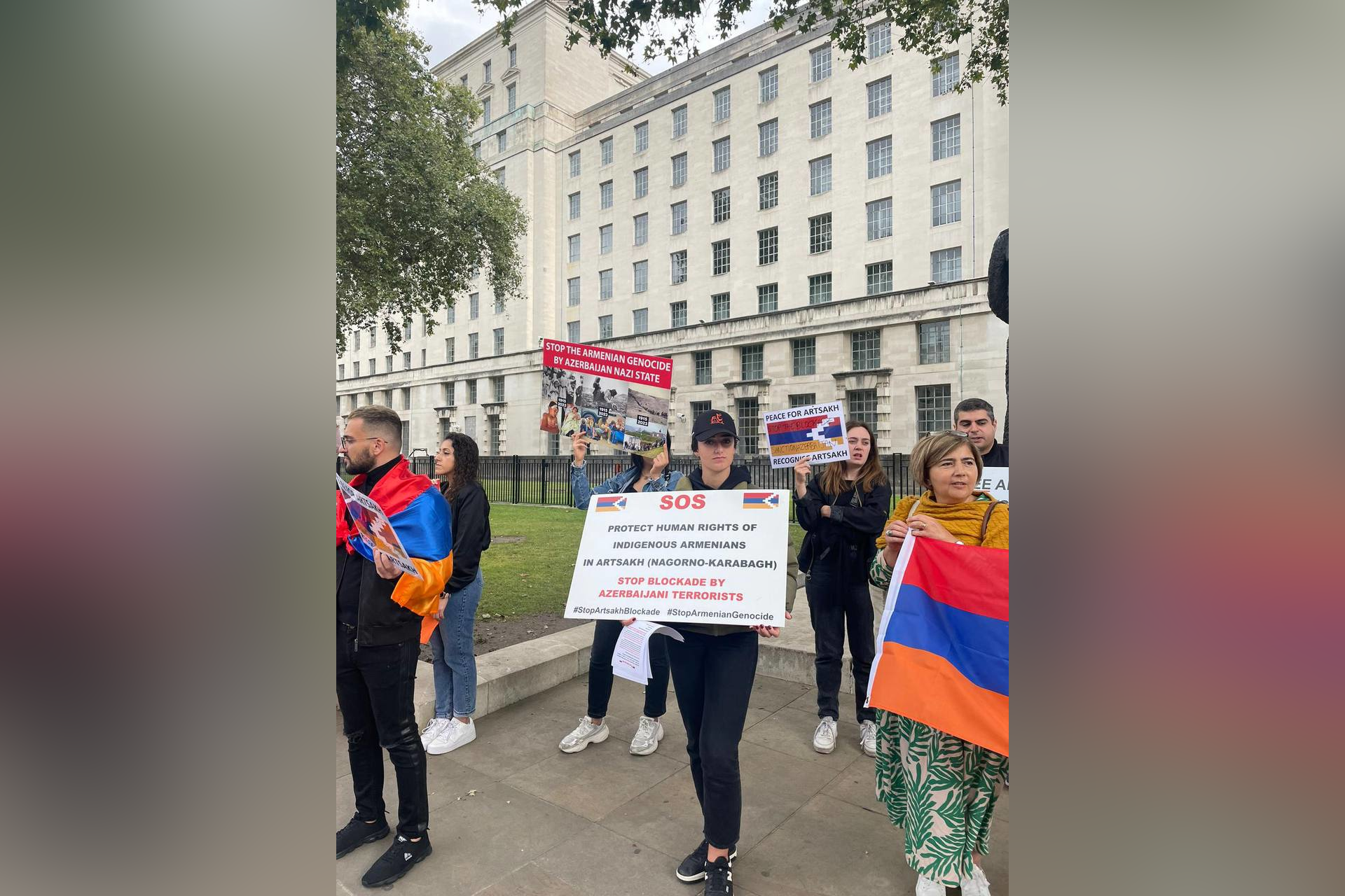 Акция армянской диаспоры в Англии напротив резиденции британского премьера. Видео © t.me / Mika Badalyan