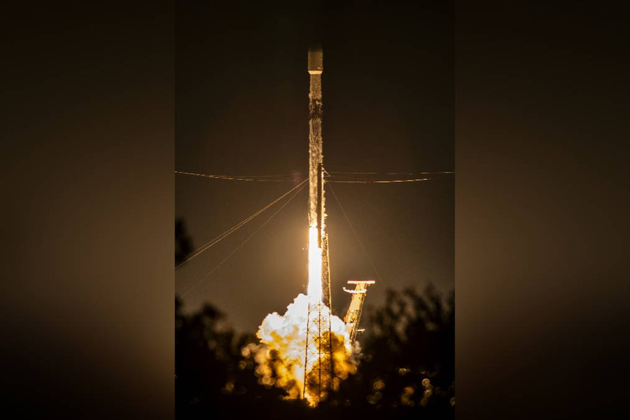 Запуск ракеты Falcon 9 с 22 спутниками Starlink. Фото © Twitter / SpaceX