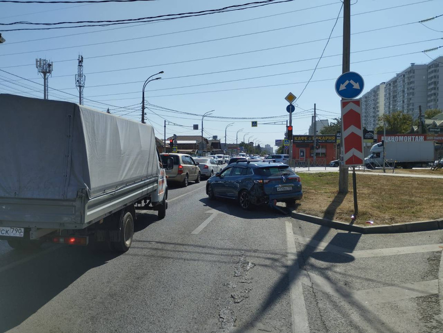 Место смертельного ДТП с "газелью" в Краснодаре. Фото © t.me / Госавтоинспекция Кубани