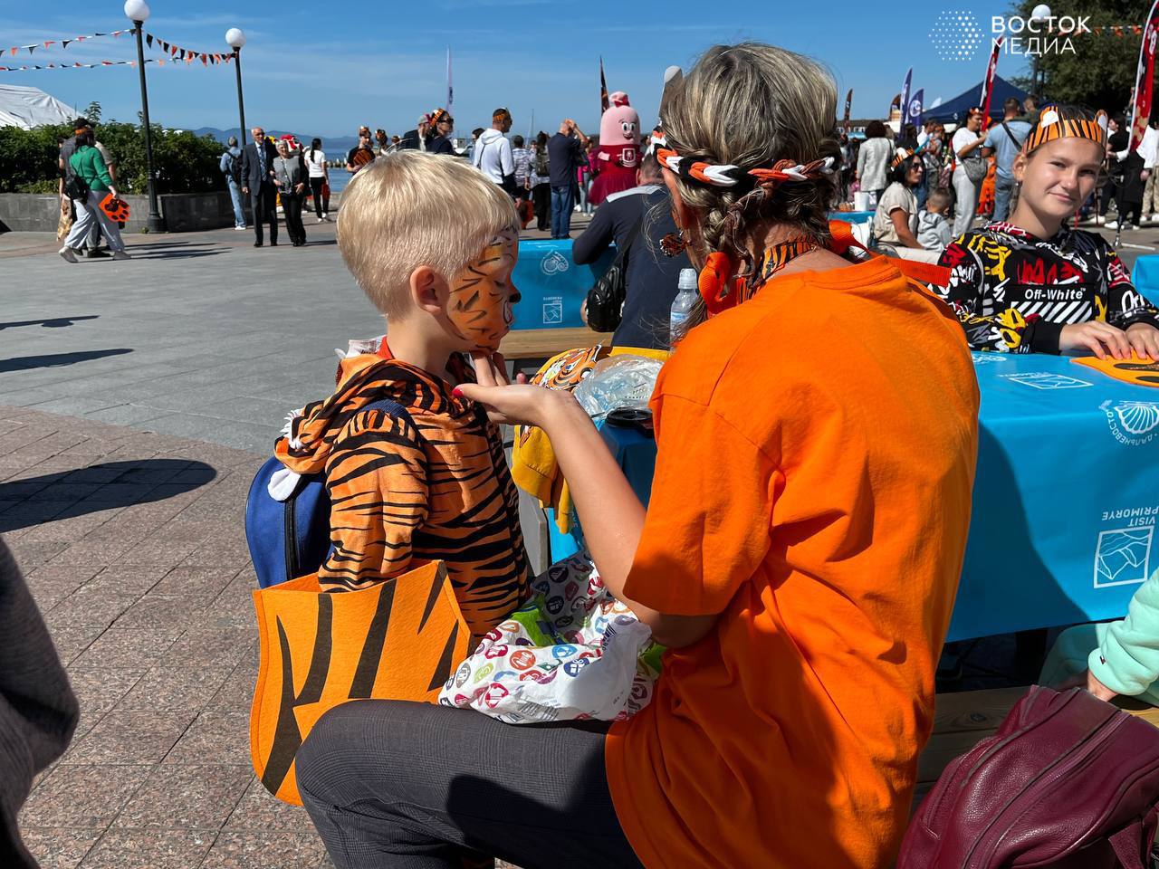 На набережной Спортивной гавани Владивостока начали праздновать День тигра. Фото © T.me / ВОСТОК-МЕДИА | Владивосток и ДФО